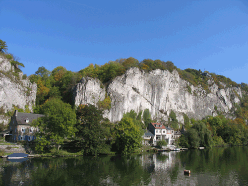 Tipico paesaggio belga, roccioso e verde